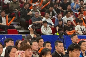 开云体育-特谢拉现身CBA季后赛现场，见证上海男篮绝杀广东男篮